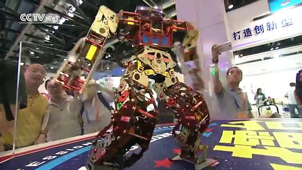 Fighting robots featured at Beijing fair