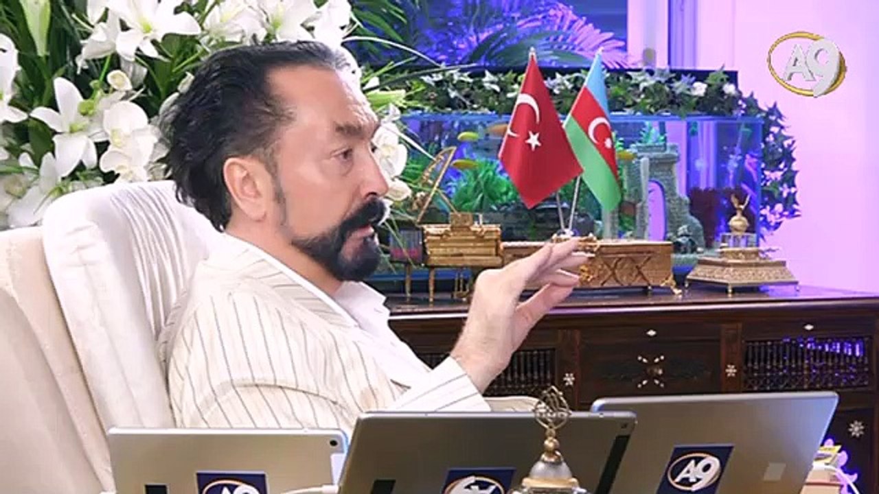 Peygamberimiz (sav): ‘Kadınlara benzemeye çalışan erkeklere Allah lanet etsin.’ Diyor. Homoseksüelleri destekleyenleri de Allah helak eder.