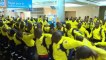 Danse de 300 pompiers sud-africains à l'aéroport au Canada pour aider sur les gros incendies