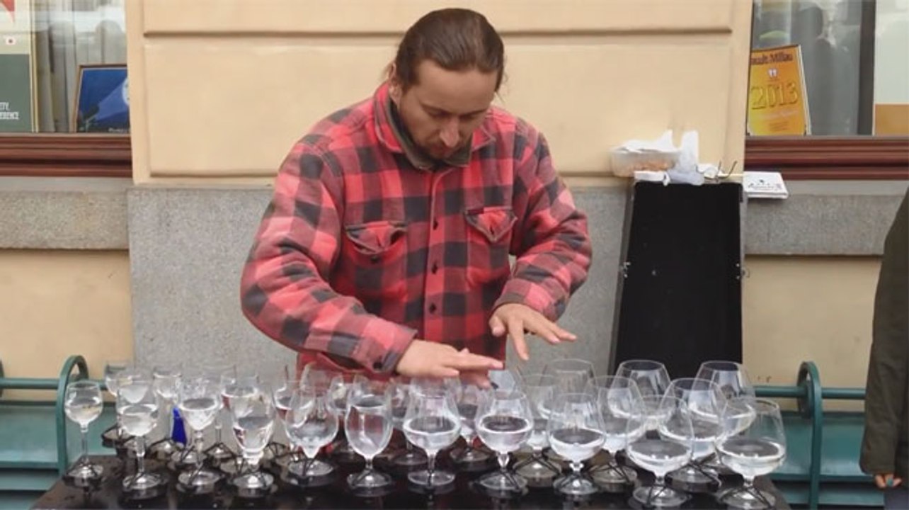 Ce qu'il fait avec ces verres en cristal est magique !