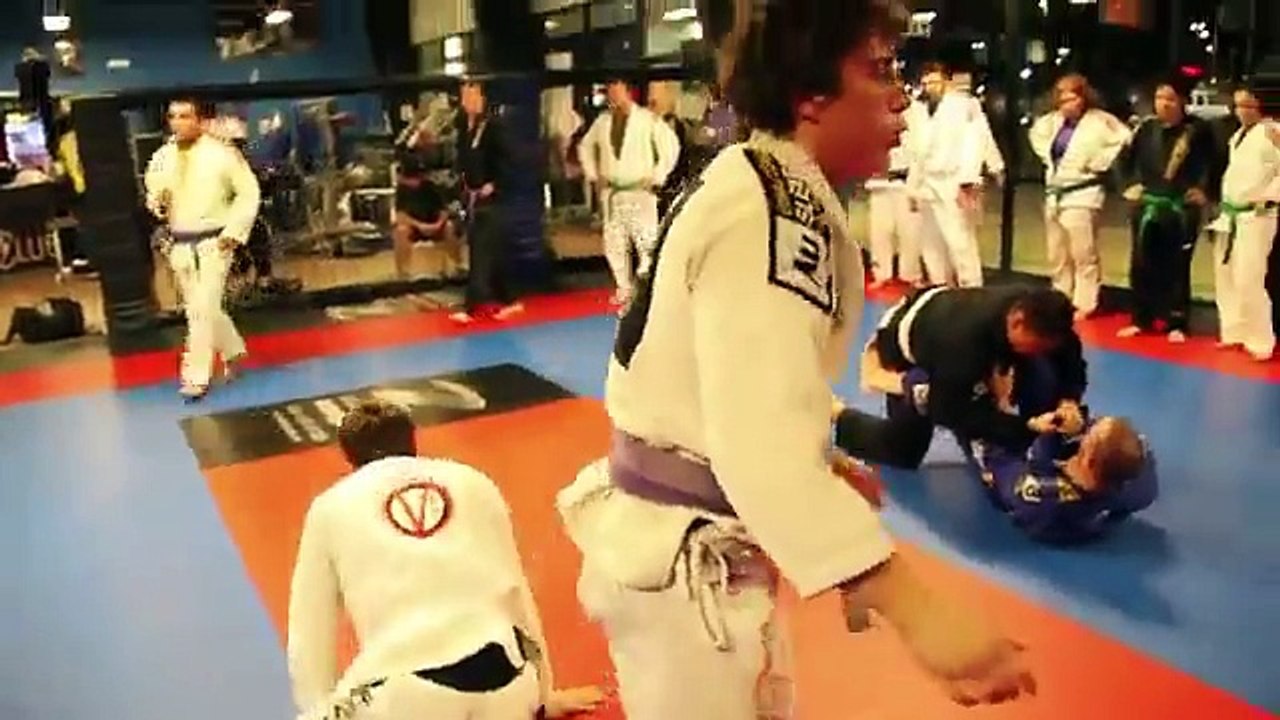 Un Ceinture noire de Jiu Jitsu se fait passer pour un débutant