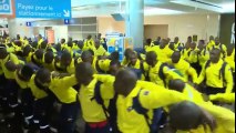 Des pompiers sud-africains venus pour aider le Canada font une danse et chantent à leur arrivée