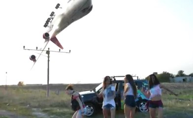 Dans Eden Kızların Üzerinden Takla Atarak Geçti