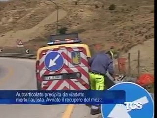 Autoarticolato precipita da viadotto  morto l autista. Avviato il recupero del mezzo