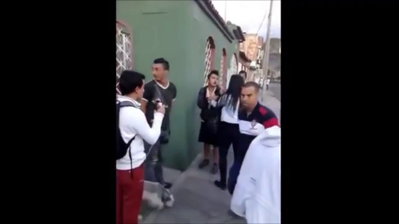 Colombie Agressée dans la rue,elle se rebelle et met nu son agresseur...