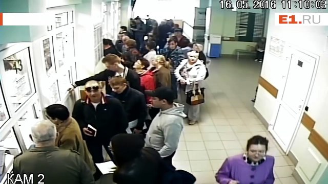 Камера наблюдения сняла, как у девушки вытащили деньги в регистратуре больницы