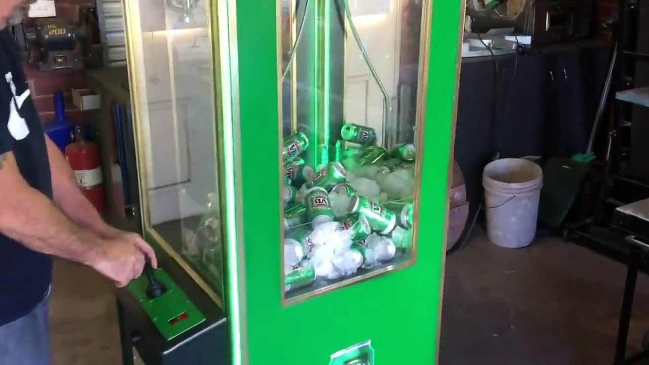 Machine à pince pour choper des canettes de bière.. Ahhaha