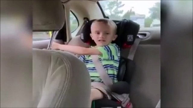 Oh la tête du gamin qui perd son jouet... Hilarant