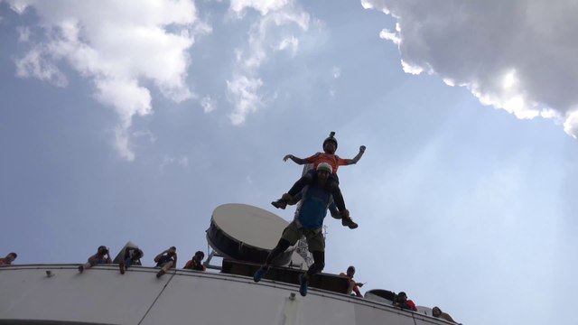 Saut en base jump de dingue du haut de la Kuala Lumpur Tower totem pole