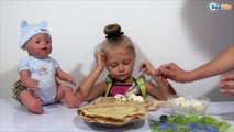 ✔ Yaroslava ¡Vamos a hacer crepes para nuestro juguete favorite Baby Born / Vídeo de las niñas ✔