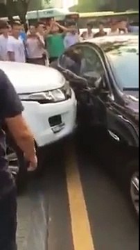 Vejam só a lição que o dono deste Evoque deu ao homem do Jaguar!