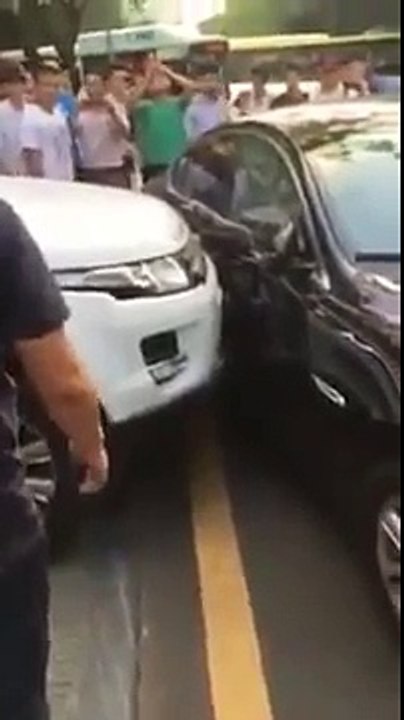 Vejam só a lição que o dono deste Evoque deu ao homem do Jaguar!