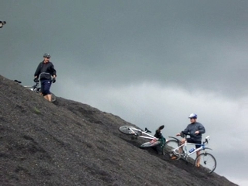 Yoyo fait du velo sur les terrils