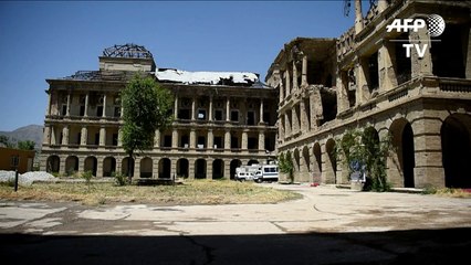 Restauração em meio a ruínas