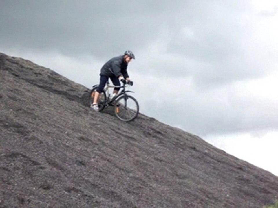 Tom fait du velo sur les terrils