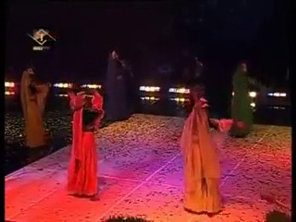 Красивая песня и танец.