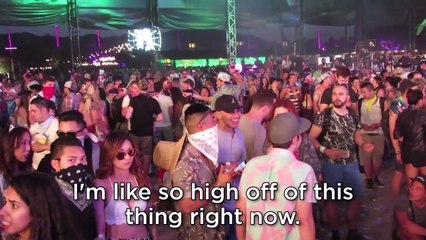 Video herunterladen: Giving People FAKE DRUGS at Coachella - (Fake Drugs Prank!)