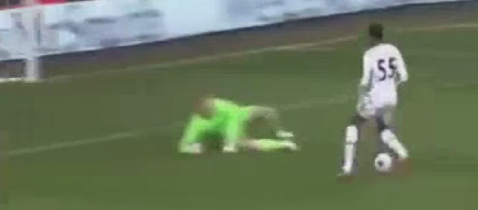 Une feinte de frappe énorme qui met à terre le gardien !