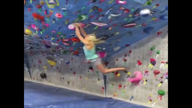 Elle escalade un gratte-ciel avec deux aspirateurs