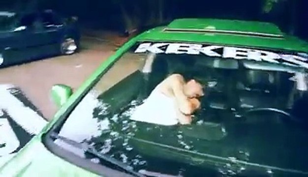 Ele adormeceu dentro do carro, o que os amigos lhe fizeram...