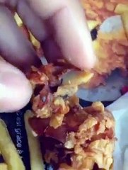 Un poussin frit dans son bucket KFC