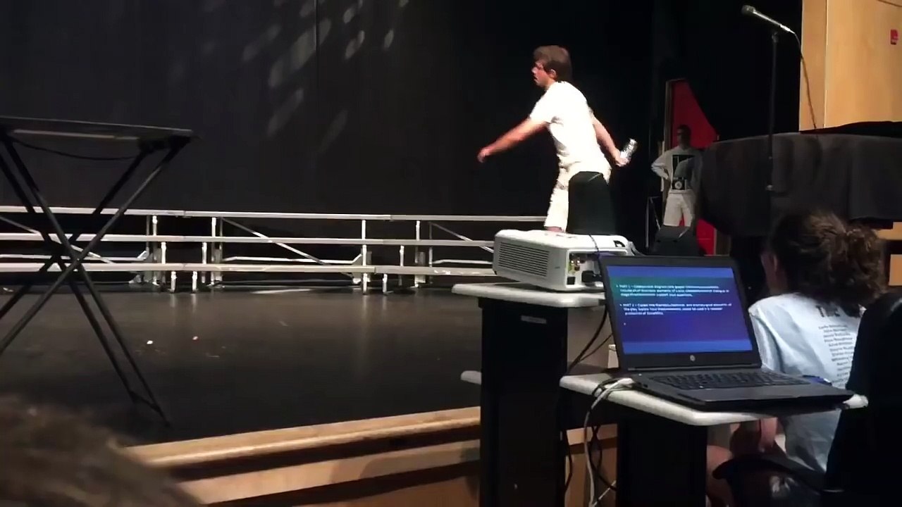 Il réalise le défi "Water bottle flip" lors d'un concours de talents