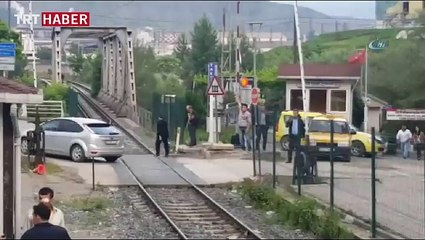 Demiryolu geçidine Türk usulü tehlikeli çözüm