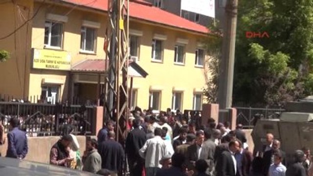 Yüksekova'da Zarar Komisyonları Önünde Uzun Kuyruklar Oluştu