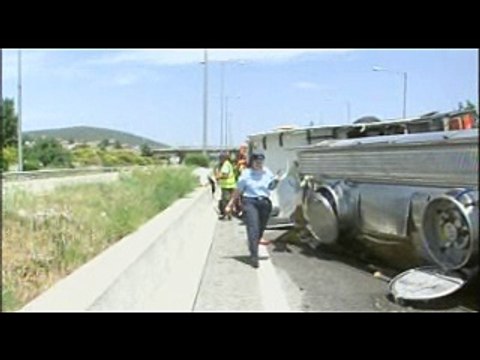 Ανατροπή βυτιοφόρου στην Εθνική οδό Αθηνών Λαμίας. Μέθυσε την άσφαλτο με κρασί