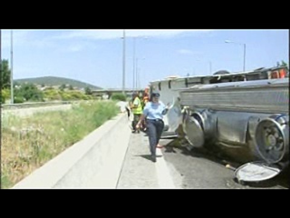 Ανατροπή βυτιοφόρου στην Εθνική οδό Αθηνών Λαμίας. "Μέθυσε" την άσφαλτο με κρασί