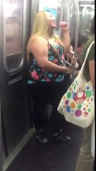 Elle garde 5$ tombé de la poche du voisin dans le métro.. Belle voleuse !