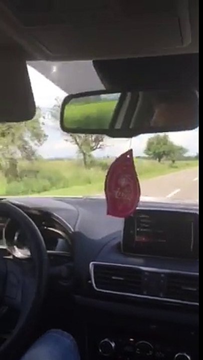 Ce conducteur saoul zigzague sur la route et percute une voiture de front !