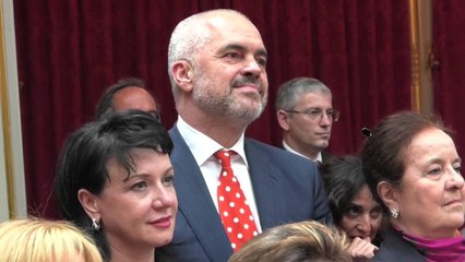 Report TV - Franca nderon Ismail Kadarenë 'Je avokat i kulturës europiane'