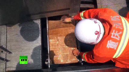 Un réparateur englouti par un escalator