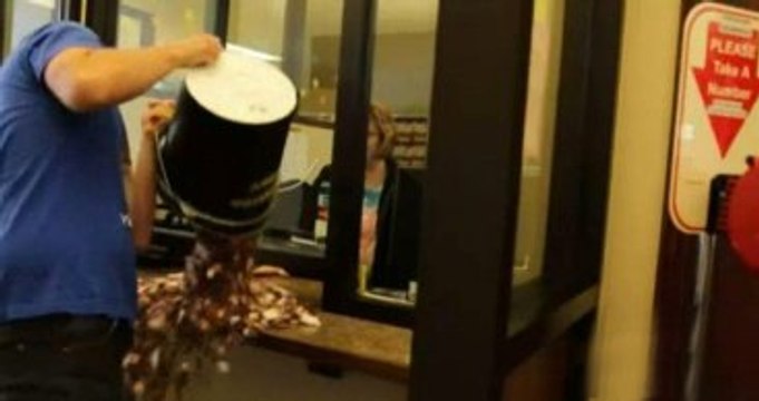 Trafik Cezasını İki Kova Bozuk Parayla Ödedi