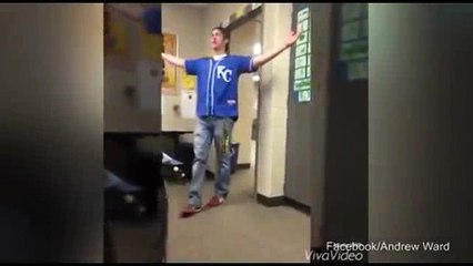 Elles filment chaque jour les entrées enthousiastes de leur professeur d’espagnol