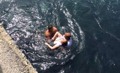 Üsküdar'da Denize Düşen Kızı Vatandaşlar Kurtardı
