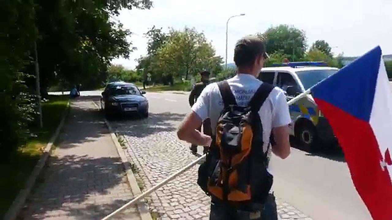 Ein patriotischer Tscheche begrüßt US-Besatzer in Tschechien