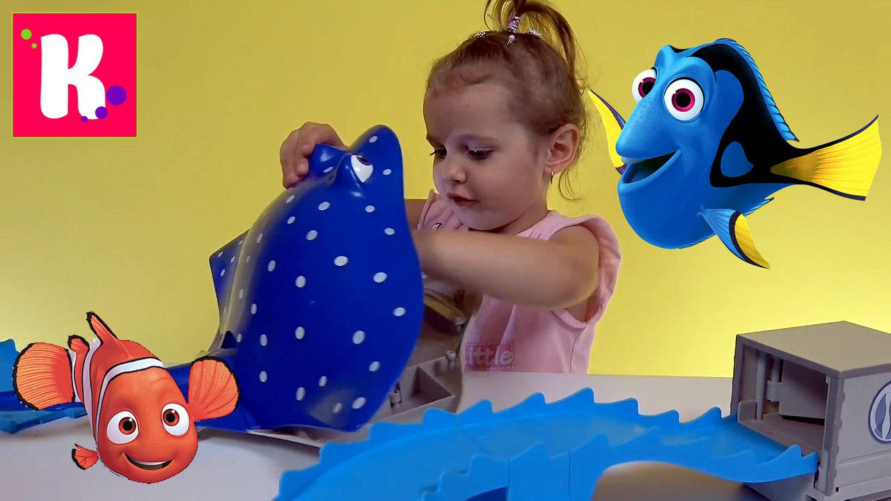 В поисках Дори. У Кати игрушки из мультика Дисней играем рыбками и автобус с стреком Finding Dory toys new video 2016