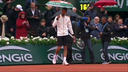 Novak Djokovic s'amuse avec le parapluie d'une spectatrice