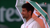 Novak Djokovic rentre sur le court de Roland-Garros avec un parapluie