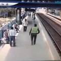 Um homem salvo de ser atropelado por um trem