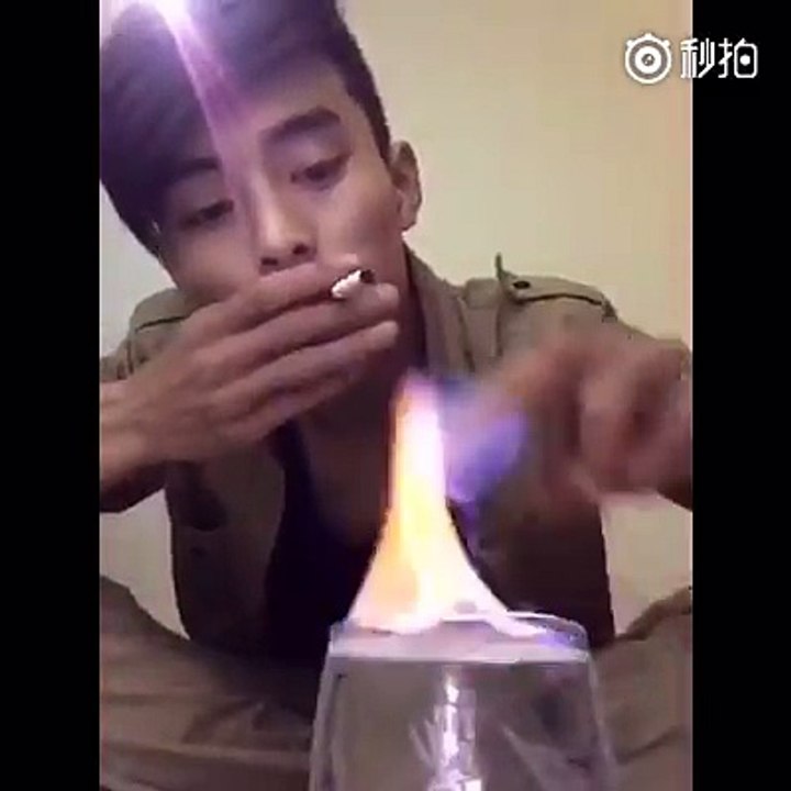 Il prend feu en jouant avec un verre d'alcool flambé
