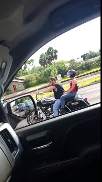 Une voiture fonce sur une moto