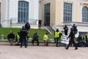 Manifestation des opposants au sommet pétrole de Pau devant le Palais Beaumont ce jeudi matin