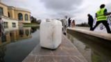 L'opération "marée noire" au Palais Beaumont des opposants au sommet pétrole de Pau (MCEDD 2016)