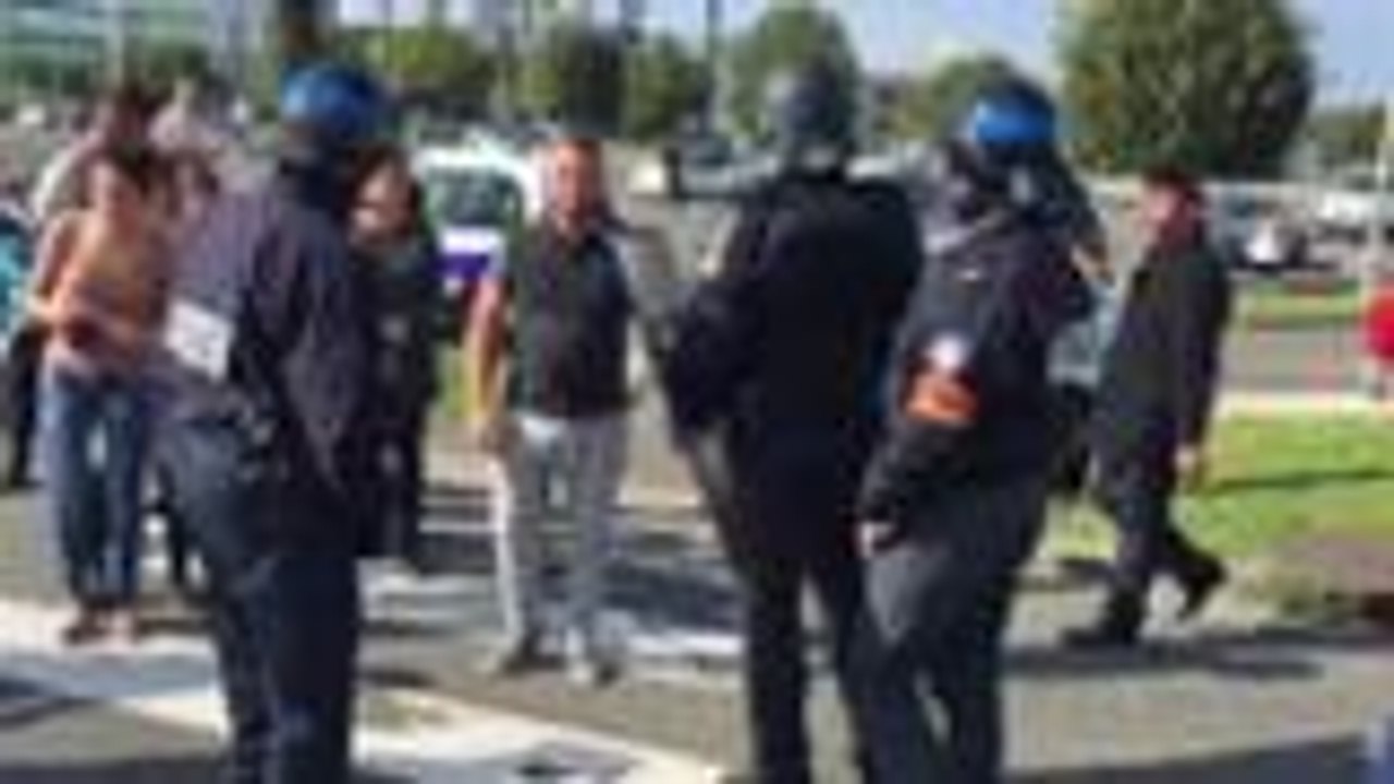 Les gens du voyage en colère près de Quartier Libre