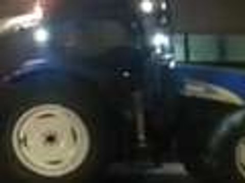 Les agriculteurs déversent pneus et fumier devant une grande surface