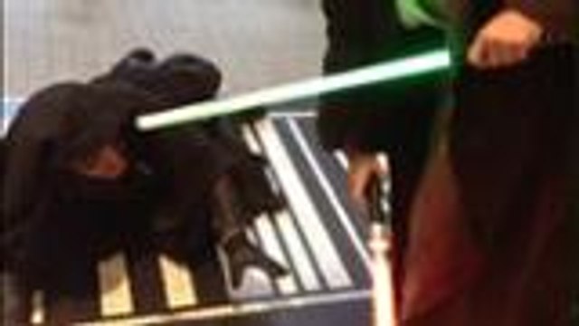 Combat de sabres laser dans le Champ-de-Mars