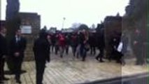 Moment de recueillement pour Hollande au cimetière de Jarnac